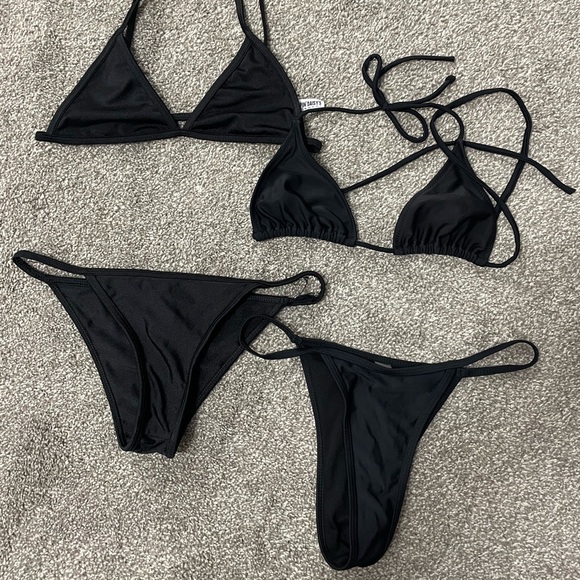 Mini black bikinis - Picture 1 of 1